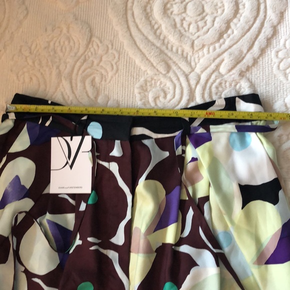 Diane Von Furstenberg DVF Donovan Shorts in Pop Meadow Brown - Picture 4 of 7